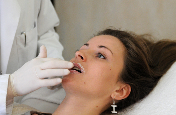 Перед увеличением губ используем неинвазивный (без уколов) обезболевающий препарат.